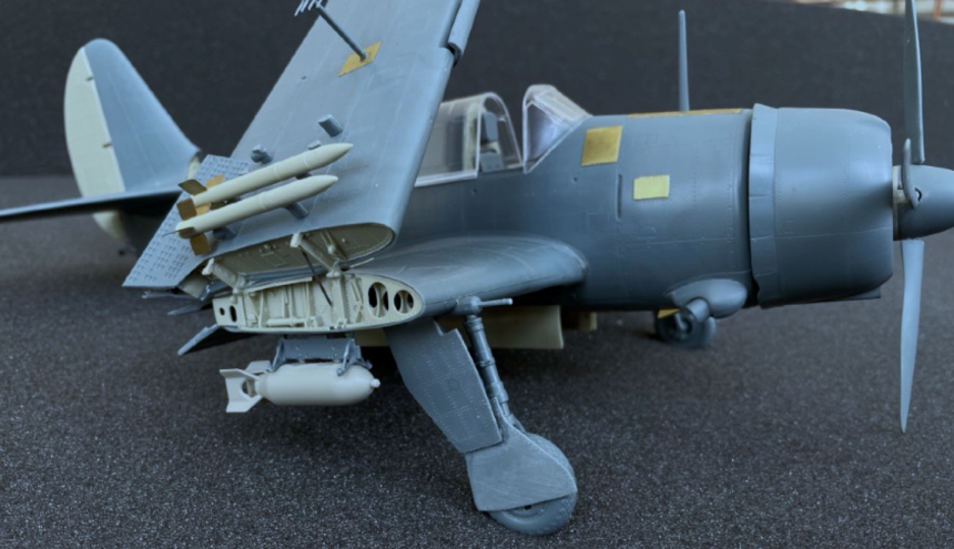 1/32  SB2C-4 Helldiver foldes Wing Conversion