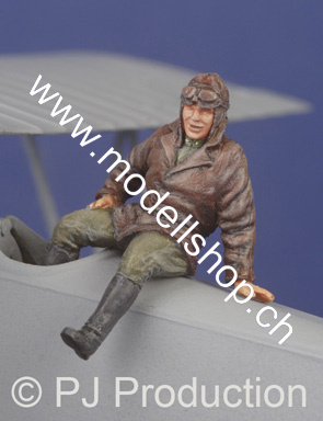 1/48 WW I pilot (seated outside a/c)