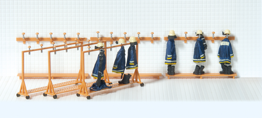 1:87  FW-Garderobe, 3 mobile u. 3 Modelle zur Wantdmont.