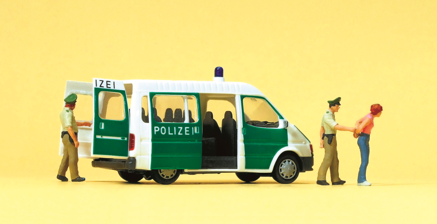 1:87  Polizeifahrzeug mit ge&amp;#246;ffn. T&amp;#252;ren, Ford Transit, 2 Polizeibeamte, verhaftete Frau